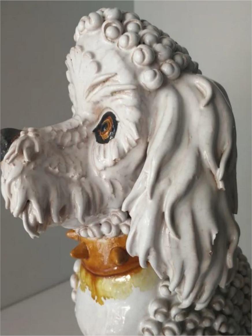 Espagnol Sculpture en céramique émaillée Chien scellé en vente