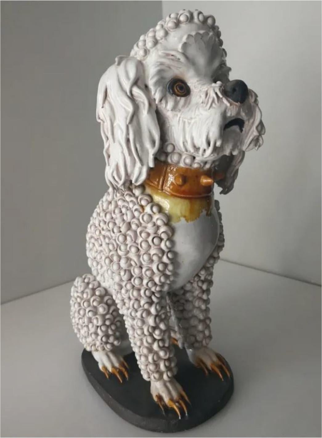 20ième siècle Sculpture en céramique émaillée Chien scellé en vente