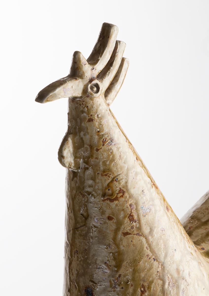 Questa scultura in ceramica unica, creata nel 1950 da Jacqueline e Jacqueline Lerat, raffigura un gallo stilizzato con linee audaci e semplificate e una presenza forte e monumentale. Realizzato in gres, il pezzo riflette il linguaggio artistico