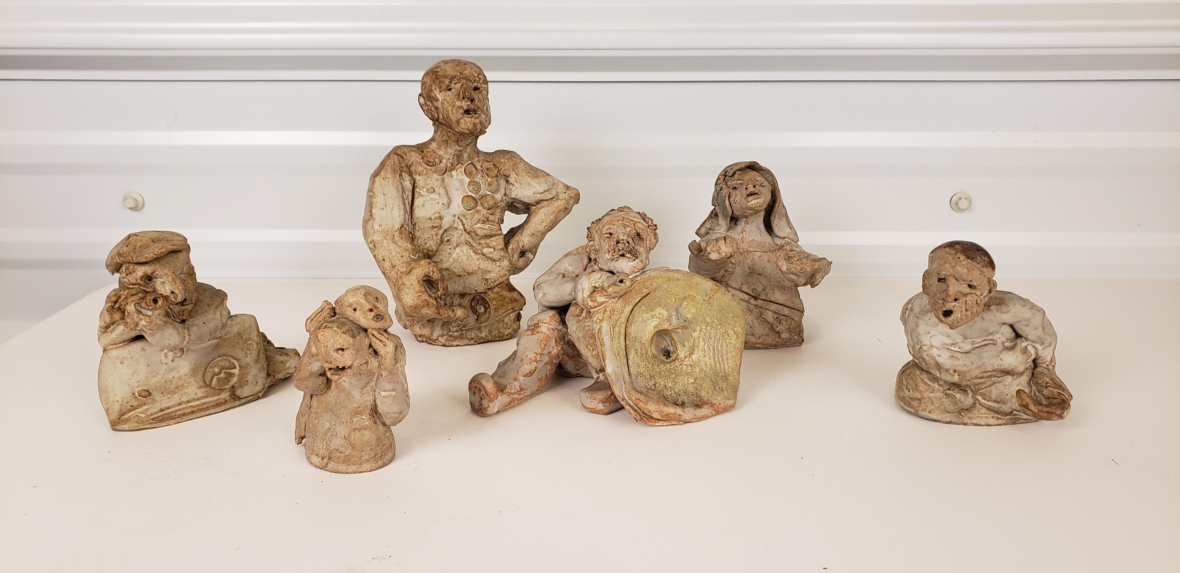Merveilleux ensemble de sculptures de l'artiste italo-américain Marco MarCo.
 Créé autour de l'année 70, ce groupe de personnages très animés ne peut qu'évoquer les contes. Parfait pour la décoration d'une table. Ces petits personnages varient en