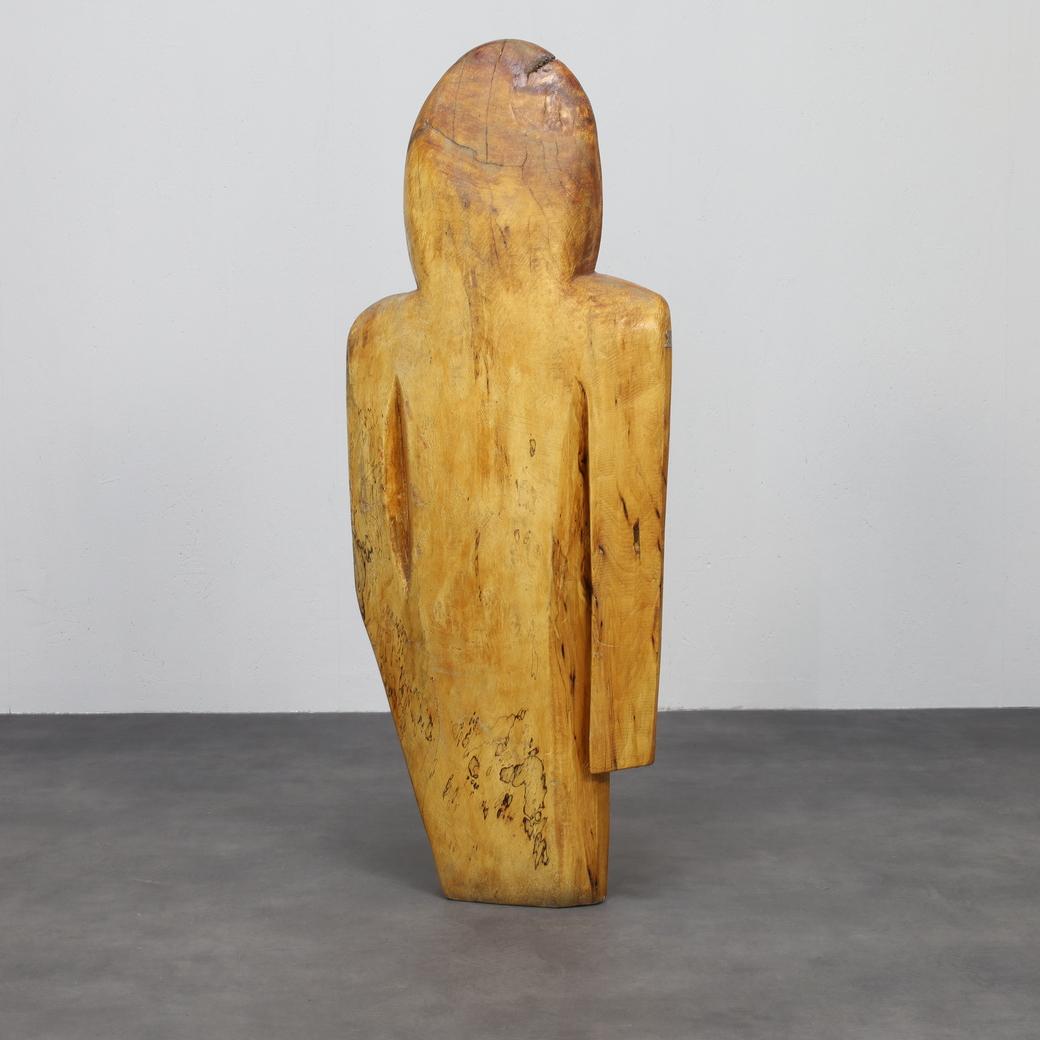 Questo espressivo trio di sculture in rovere massiccio, intitolato Family in Wood, è stato creato negli anni '70 da Roland Lavianne. Il gruppo rappresenta una famiglia in forme stilizzate ed erette - ogni figura è distinta per dimensioni e presenza,