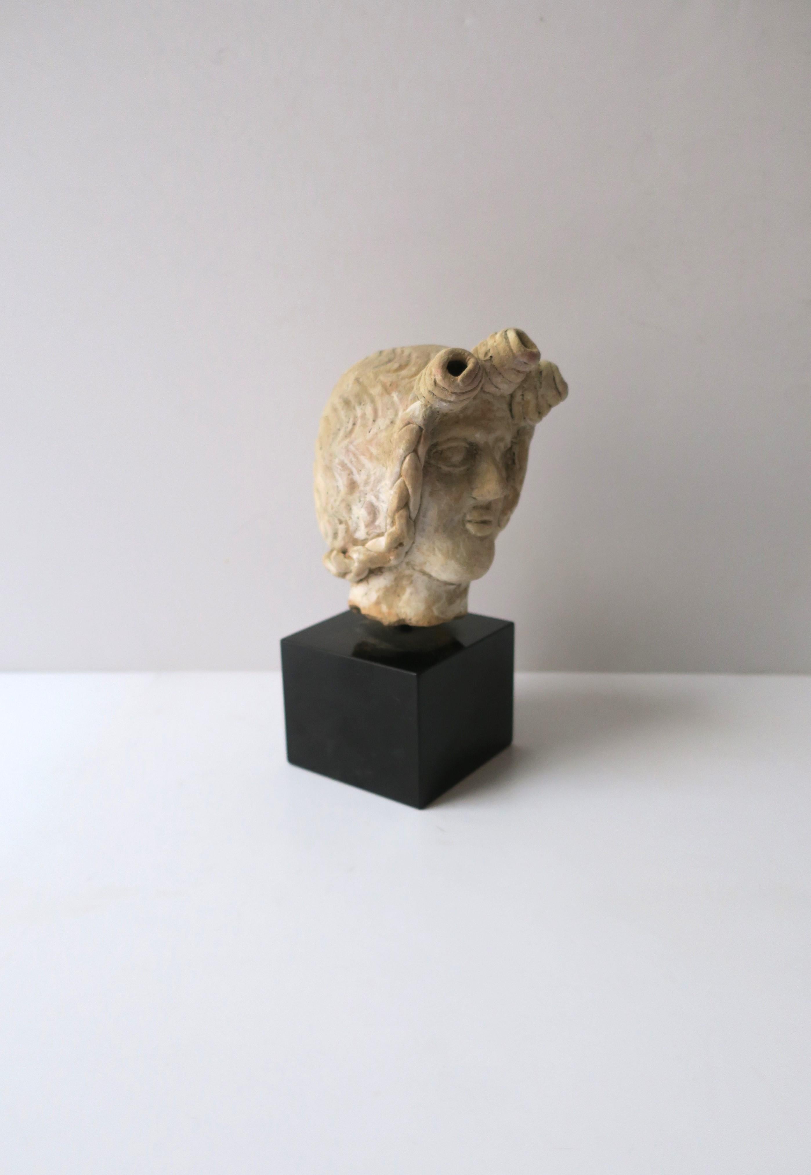 Terrakotta-Skulptur Kopf im Angebot 5