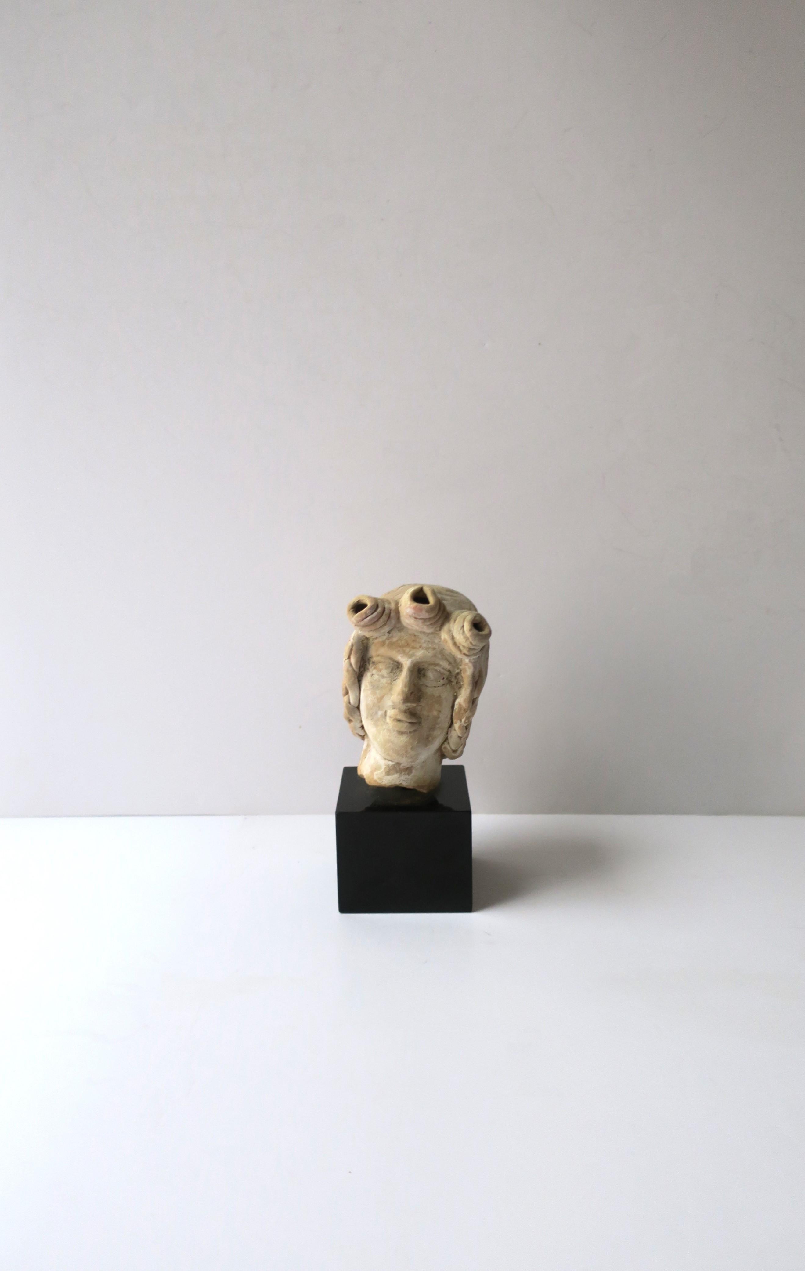 Handgefertigte Terrakotta-Kopfbüste auf einem Sockel aus schwarzem belgischem Marmor, Europa, Griechenland. Das genaue Datum ist nicht bekannt, es könnte sehr früh sein. Künstler/Bildhauer unbekannt. Diese schöne Skulptur kann gut auf einem