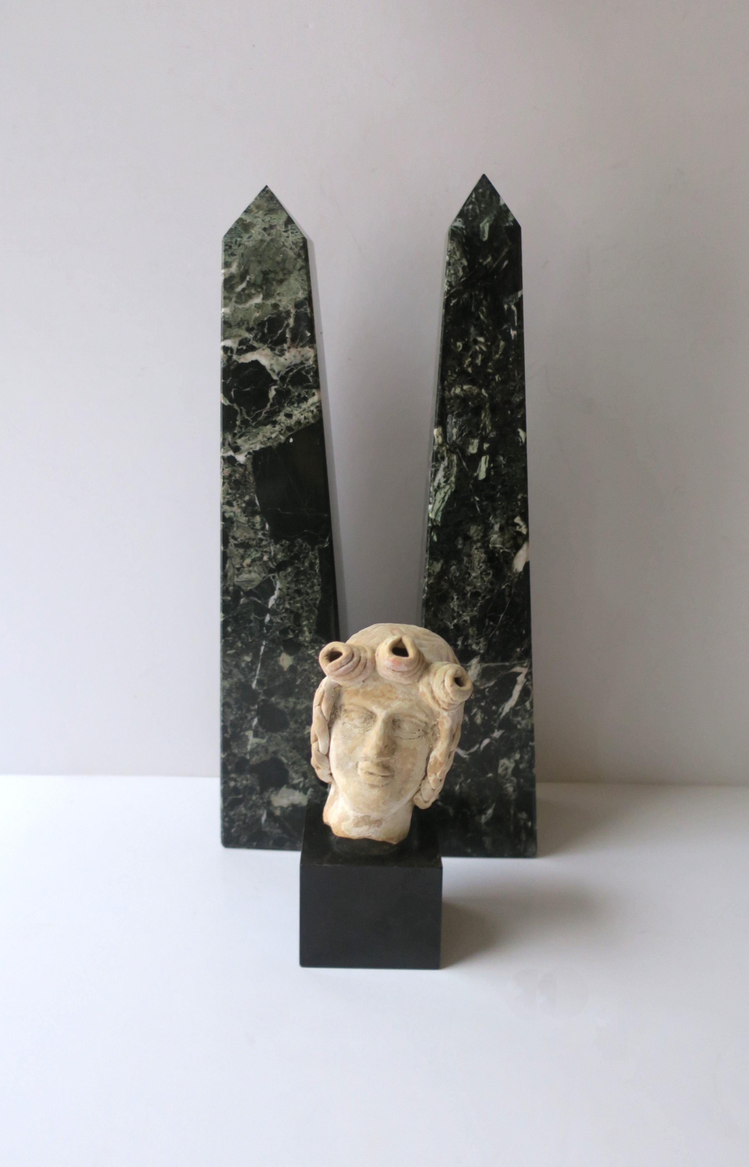 Terrakotta-Skulptur Kopf (Handgefertigt) im Angebot