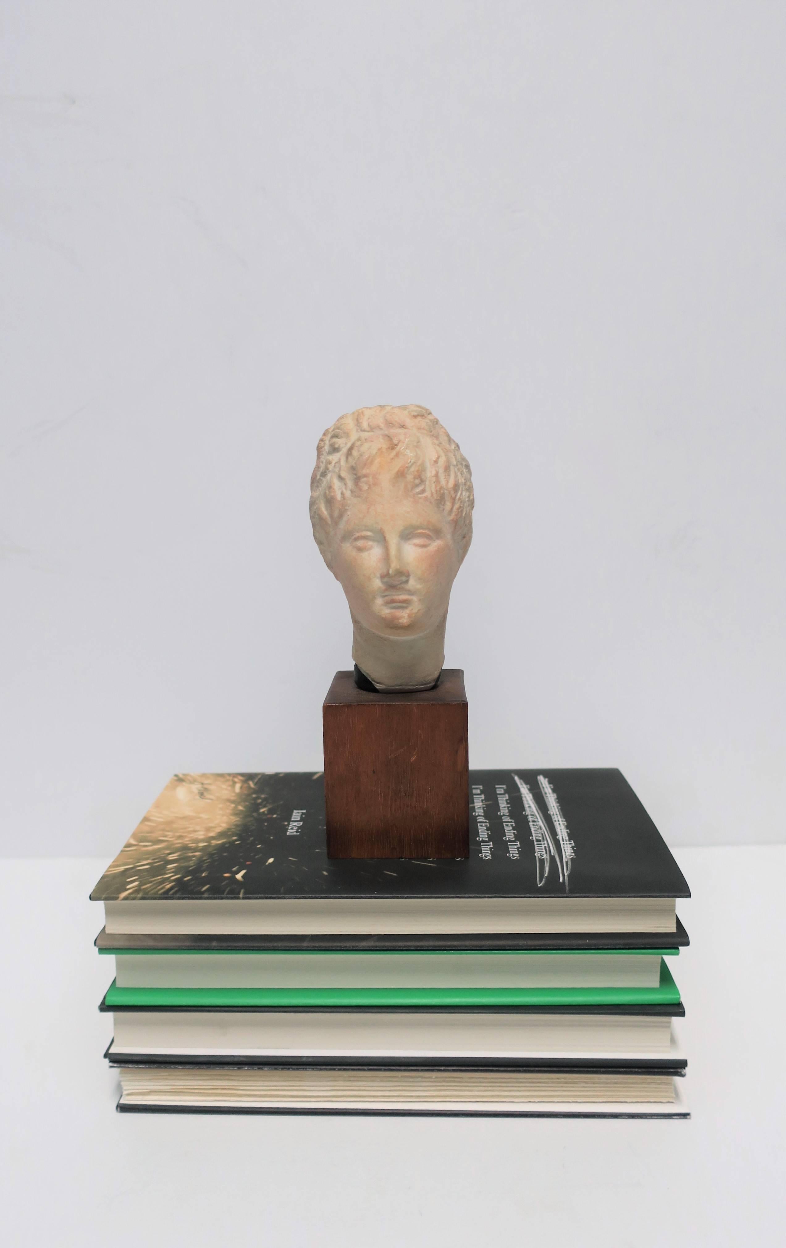 English Sculpture Head or Bust In Good Condition In New York, NY