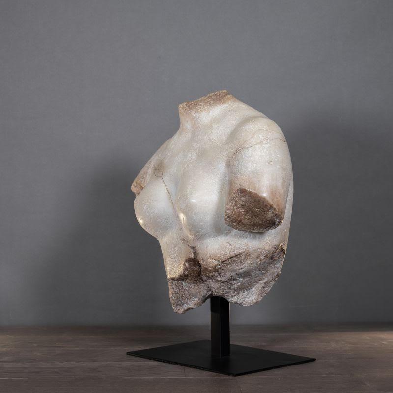 Escultura, busto femenino helenístico.

Magnífica reproducción de un fragmento de busto femenino, que evoca delicadamente el ideal de belleza clásico. El aspecto inacabado, deliberadamente áspero, añade un encanto sorprendente a esta