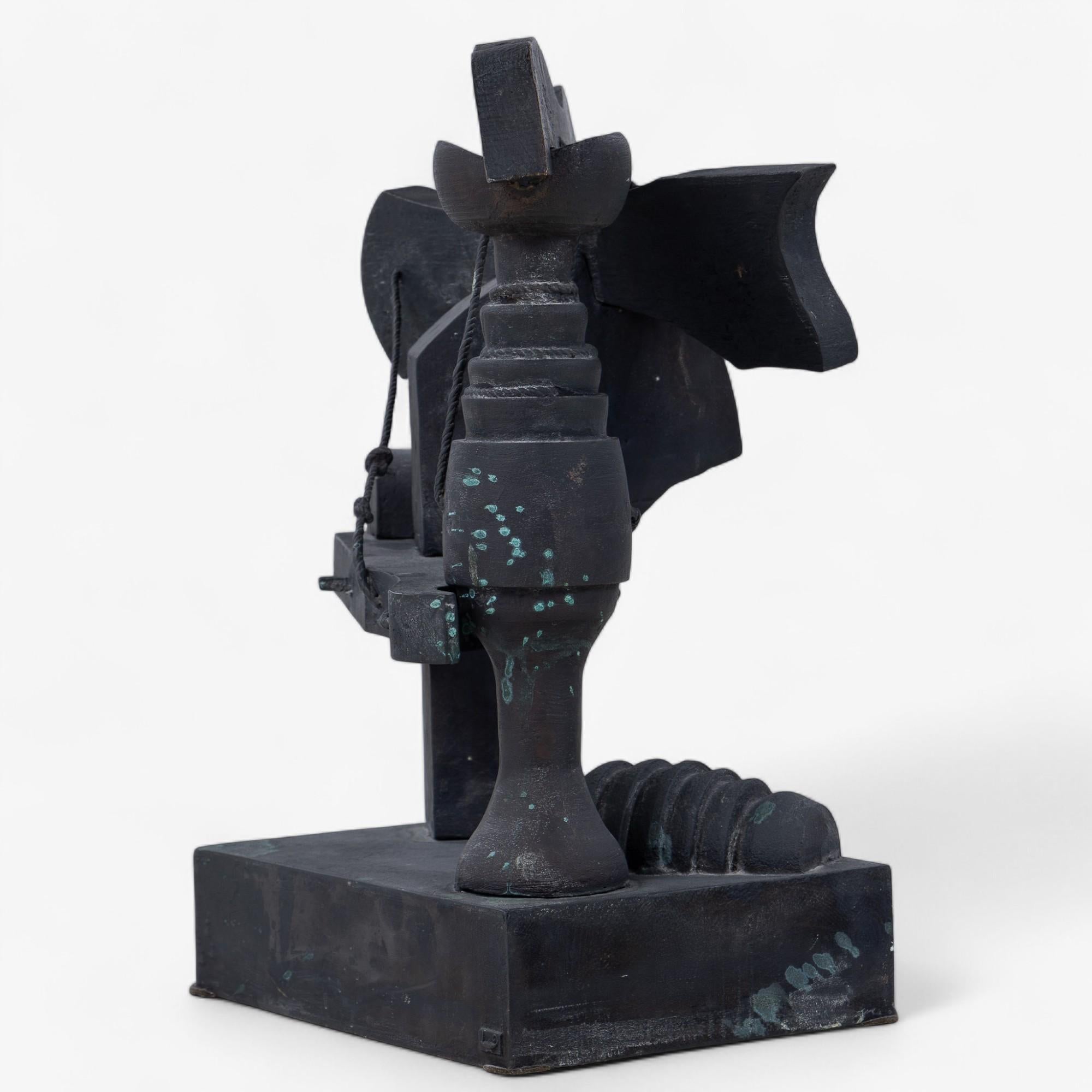 Skulptur aus gegossener schwarzer Bronze. Signiert 