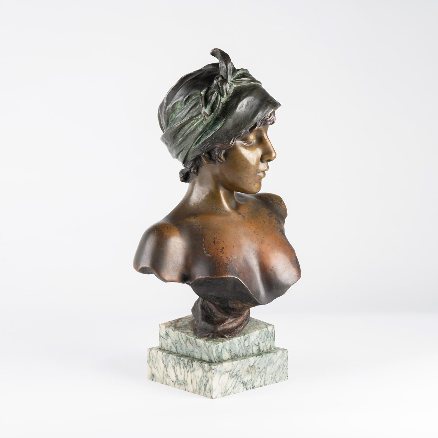 Sculpture in bronze and marble base, Art Nouveau period, circa 1900. For Sale 3
