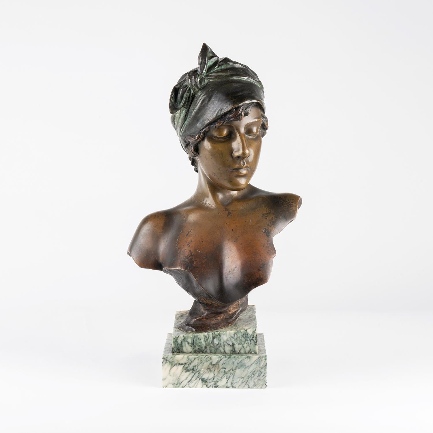 Sculpture in bronze and marble base, Art Nouveau period, circa 1900. For Sale 2
