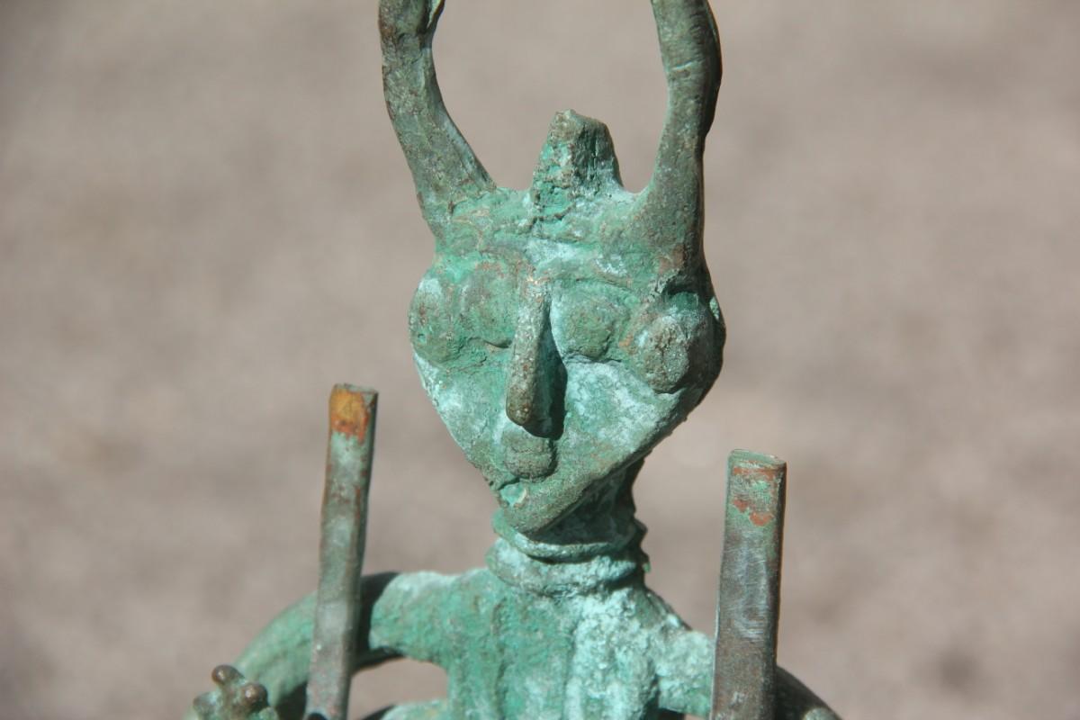 Metà XX secolo Scultura in bronzo Arte Nuragica Sardegna 1960 Base in Wood in vendita