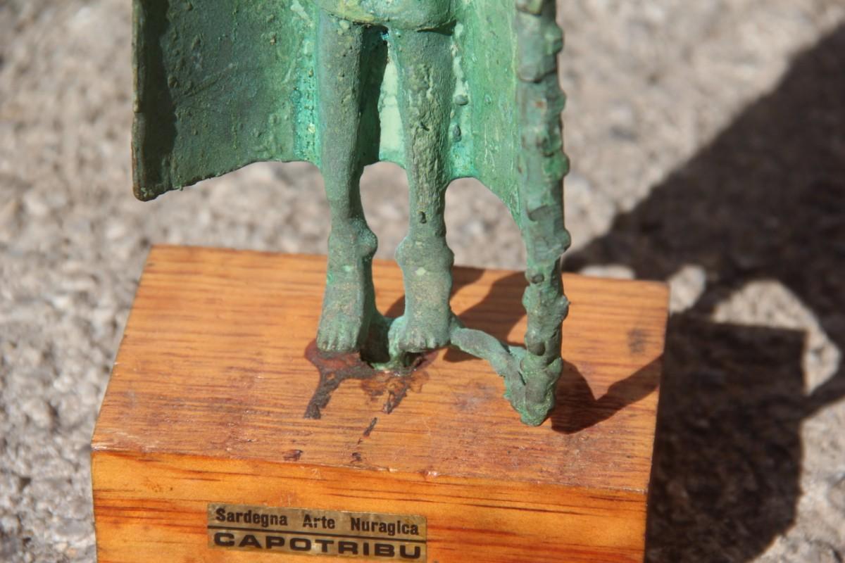 Skulptur in Bronze Art Nuragica Sardinien 1960er Jahre Holzsockel Chieftain (Moderne der Mitte des Jahrhunderts) im Angebot