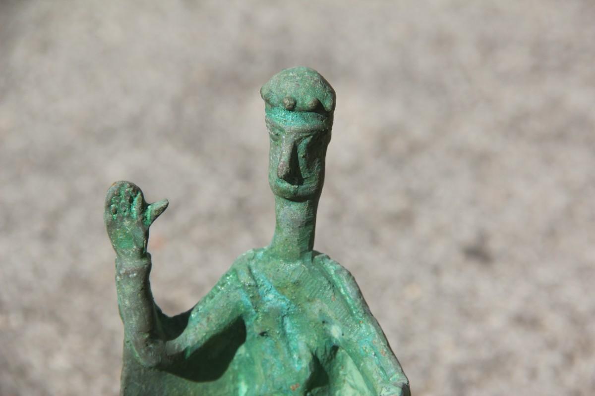 Italiano Scultura in bronzo Arte Nuragica Sardegna 1960 Wood Base Chieftain in vendita