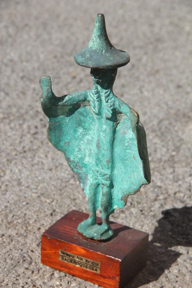 Skulptur in Bronze Kunst Nuragica Sardinien 1960er Jahre Holzsockel Priestess im Angebot 4