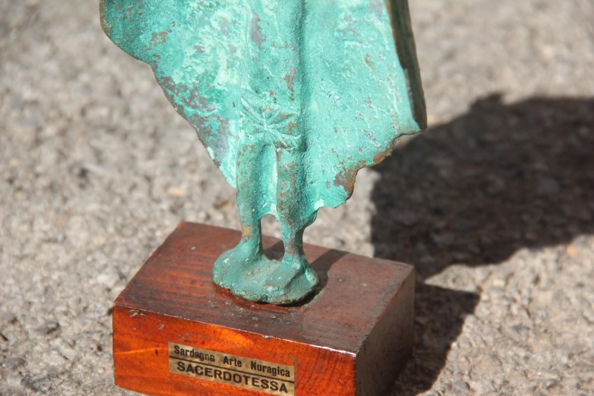 Skulptur in Bronze Kunst Nuragica Sardinien 1960er Jahre Holzsockel Priestess (Moderne der Mitte des Jahrhunderts) im Angebot