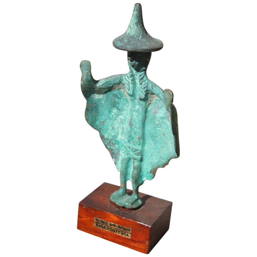 Skulptur in Bronze Kunst Nuragica Sardinien 1960er Jahre Holzsockel Priestess im Angebot