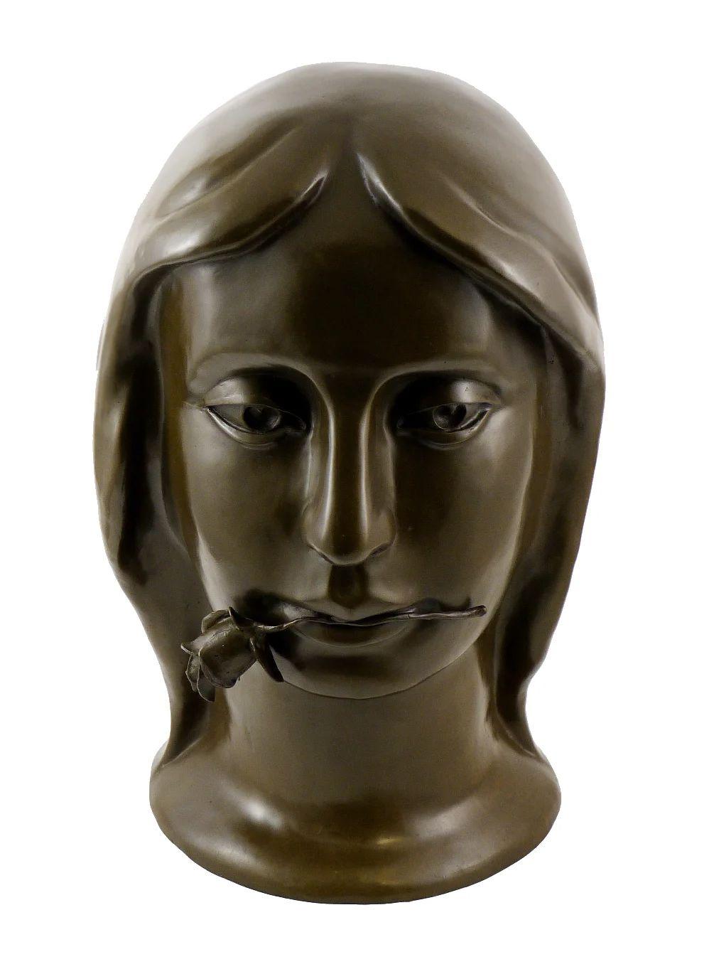 Questa scultura in bronzo presenta un volto di giovane donna serena che tiene un gambo di rosa tra le labbra, combinando una raffinata forma cubista con un simbolismo poetico.

Contattaci prima di ordinare per confermare la disponibilità del