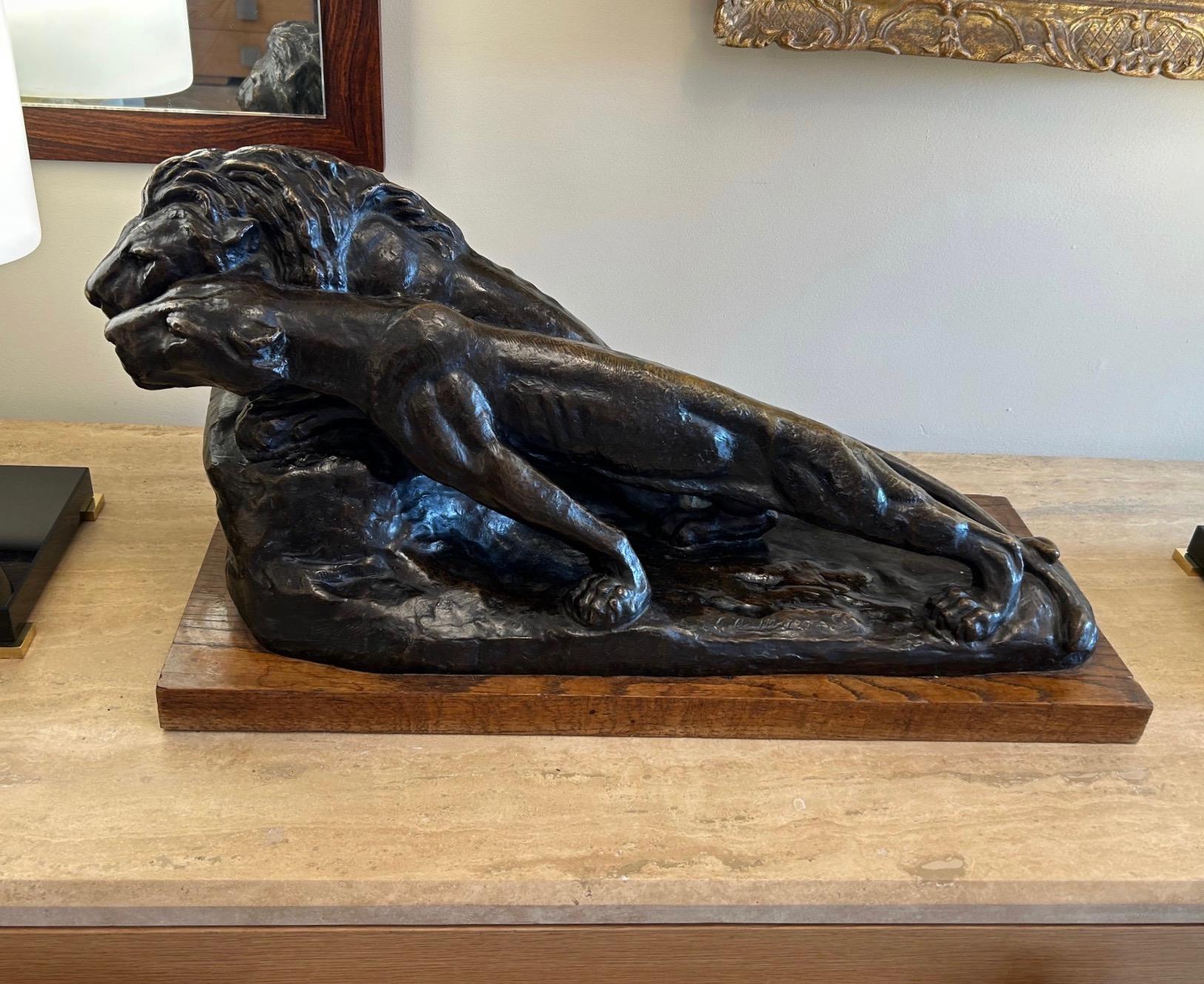 Corrado Alberto MAZZEI (1885-?). Il Prelude. Scultura in bronzo con patina dorata che rappresenta un leone e una leonessa appoggiati su una base di legno colorato. Antico stampo a cera persa. Firmato C.A.
32,5 x 75 x 23 cm (esclusa la base).