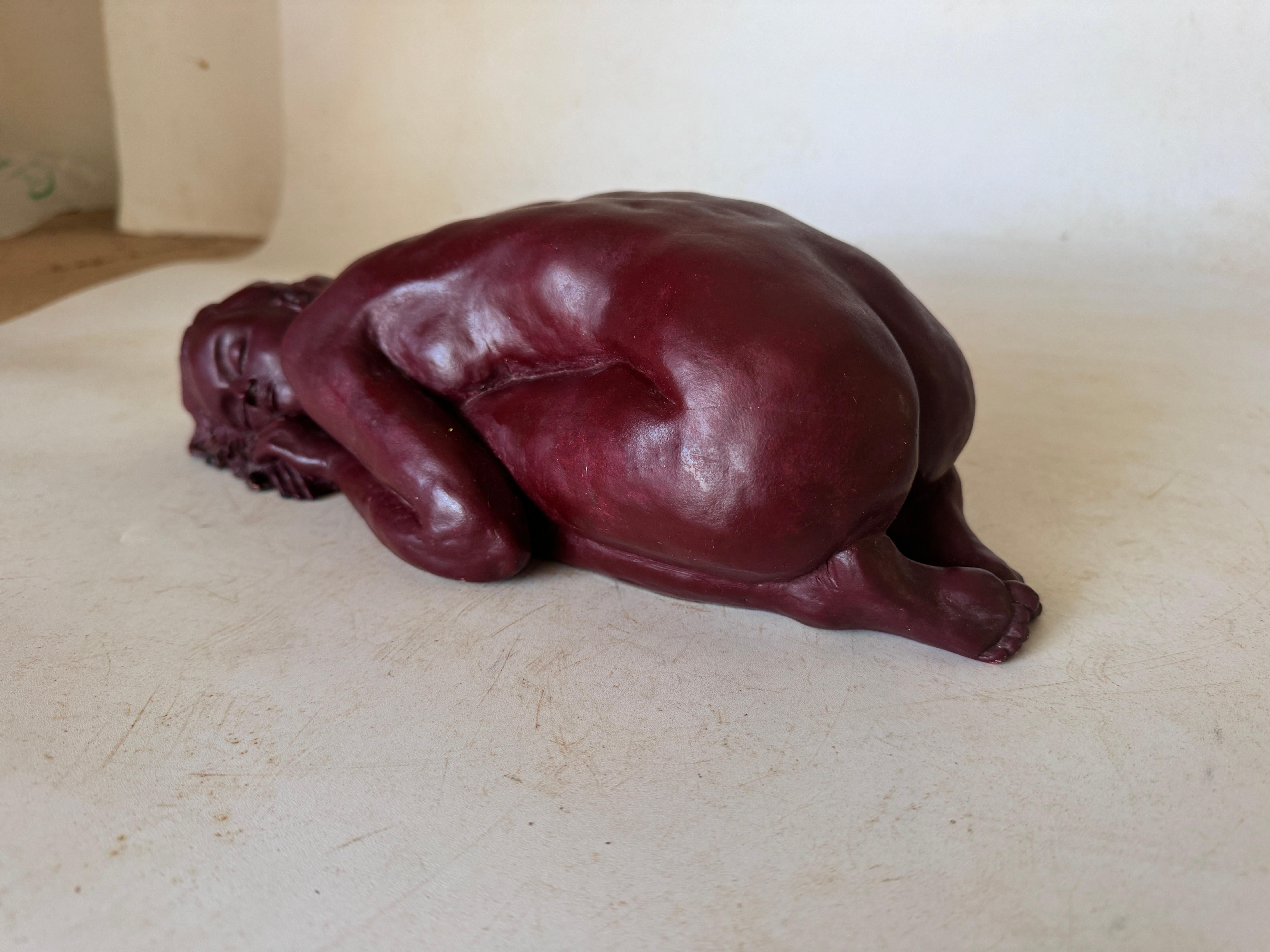 Sculpture en argile de l'artiste française nue allongée France 1960, couleur bordeaux en vente 3