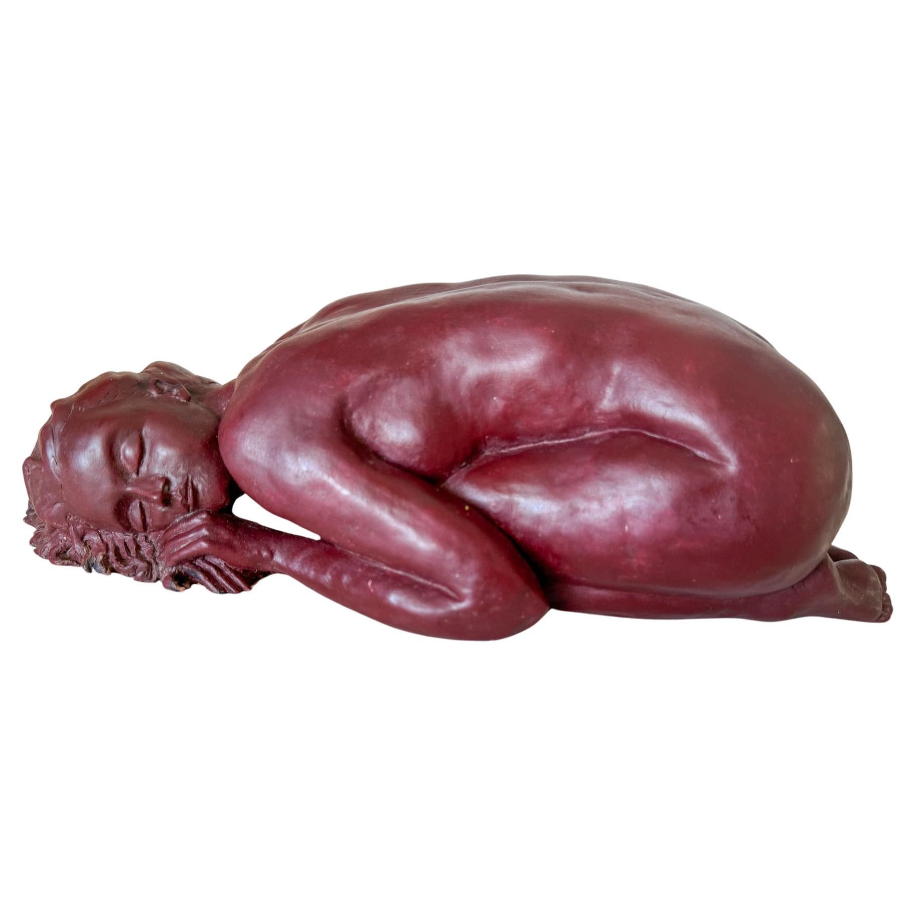 Sculpture en argile de l'artiste française nue allongée France 1960, couleur bordeaux en vente