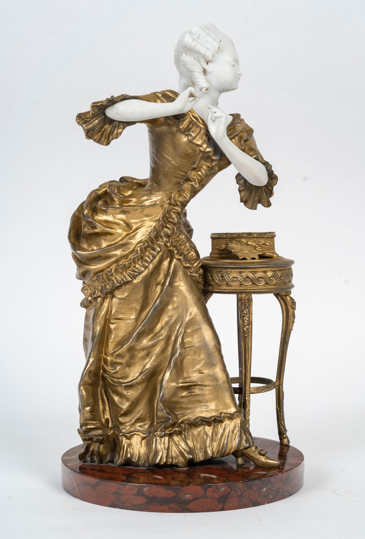 Skulptur aus vergoldetem Stuck, Biskuit und Kirschmarmor aus der Zeit Napoleons III. (19. Jahrhundert) im Angebot