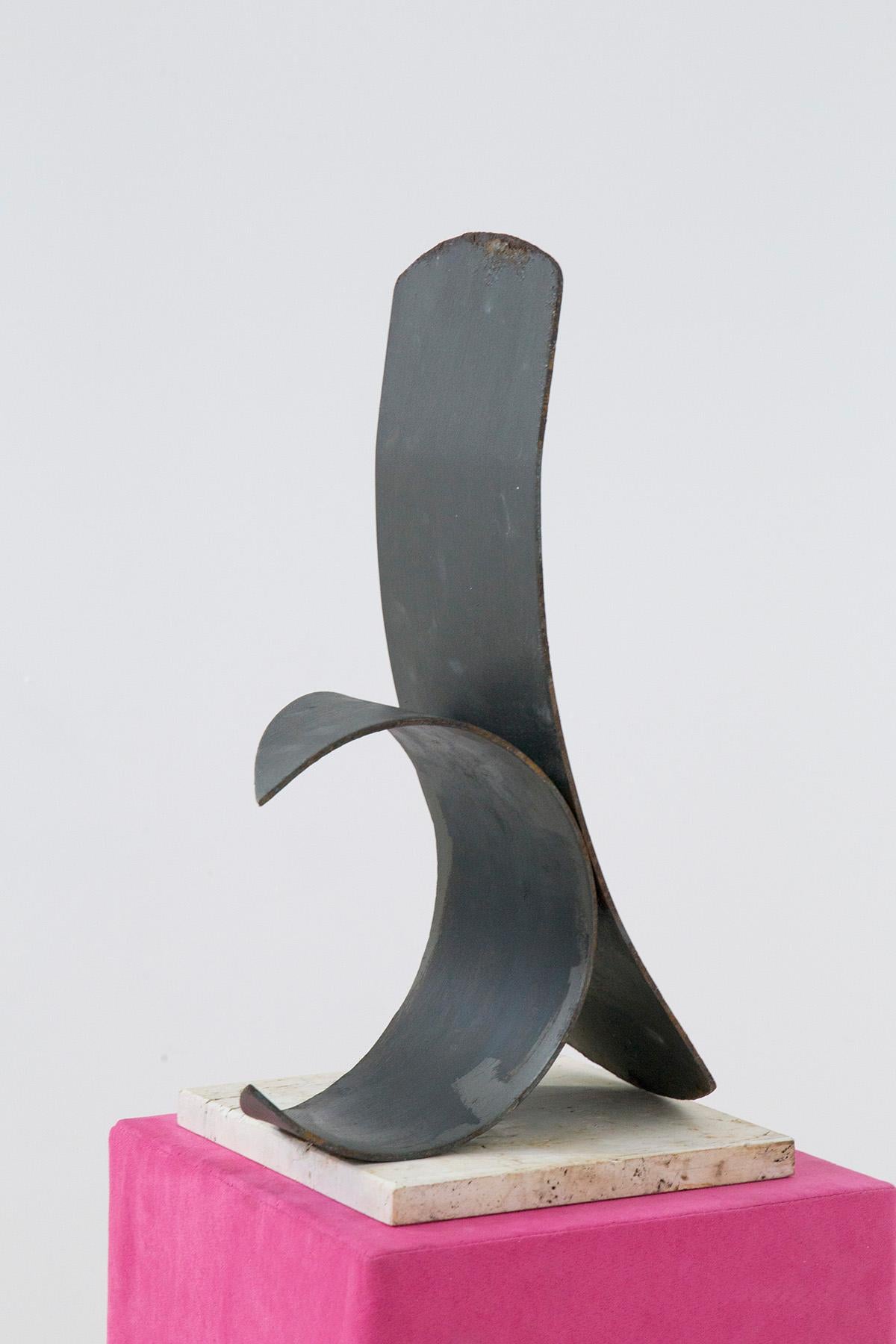 Sculpture d'Antonio Del Donno de 1991, numérotée : il s'agit de 12 sur 20 : 12/20. La sculpture est intitulée SANS TITRE. Fabriqué avec une base en travertin. Sous le socle en travertin, on trouve la signature de l'artiste et la numérotation.