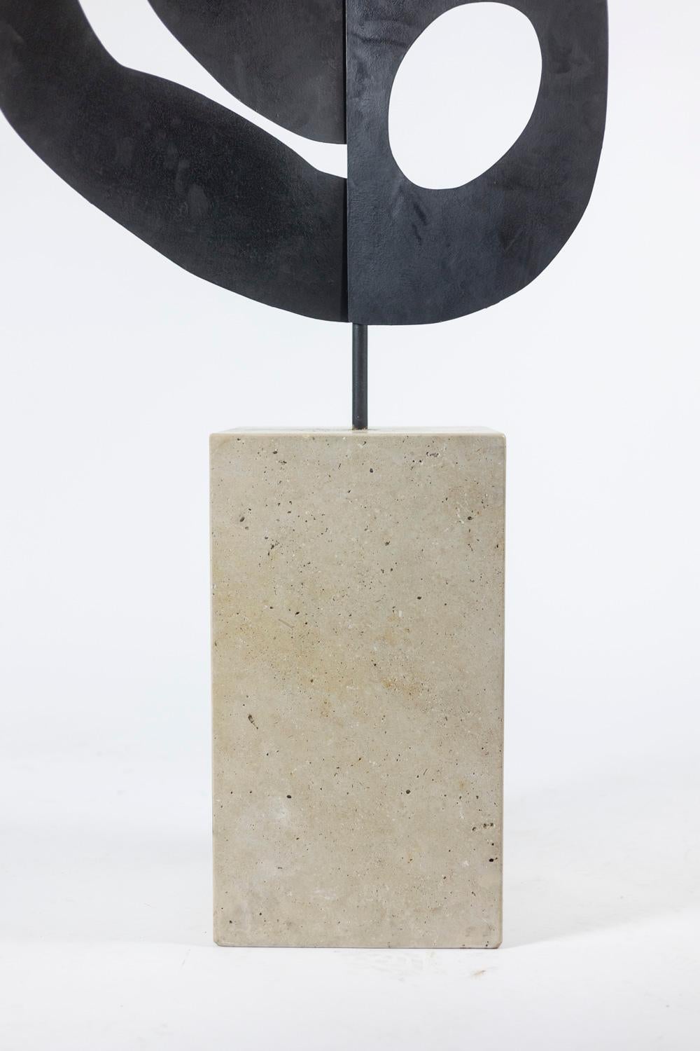 Sculpture en métal laqué et travertin, œuvre contemporaine en vente 3