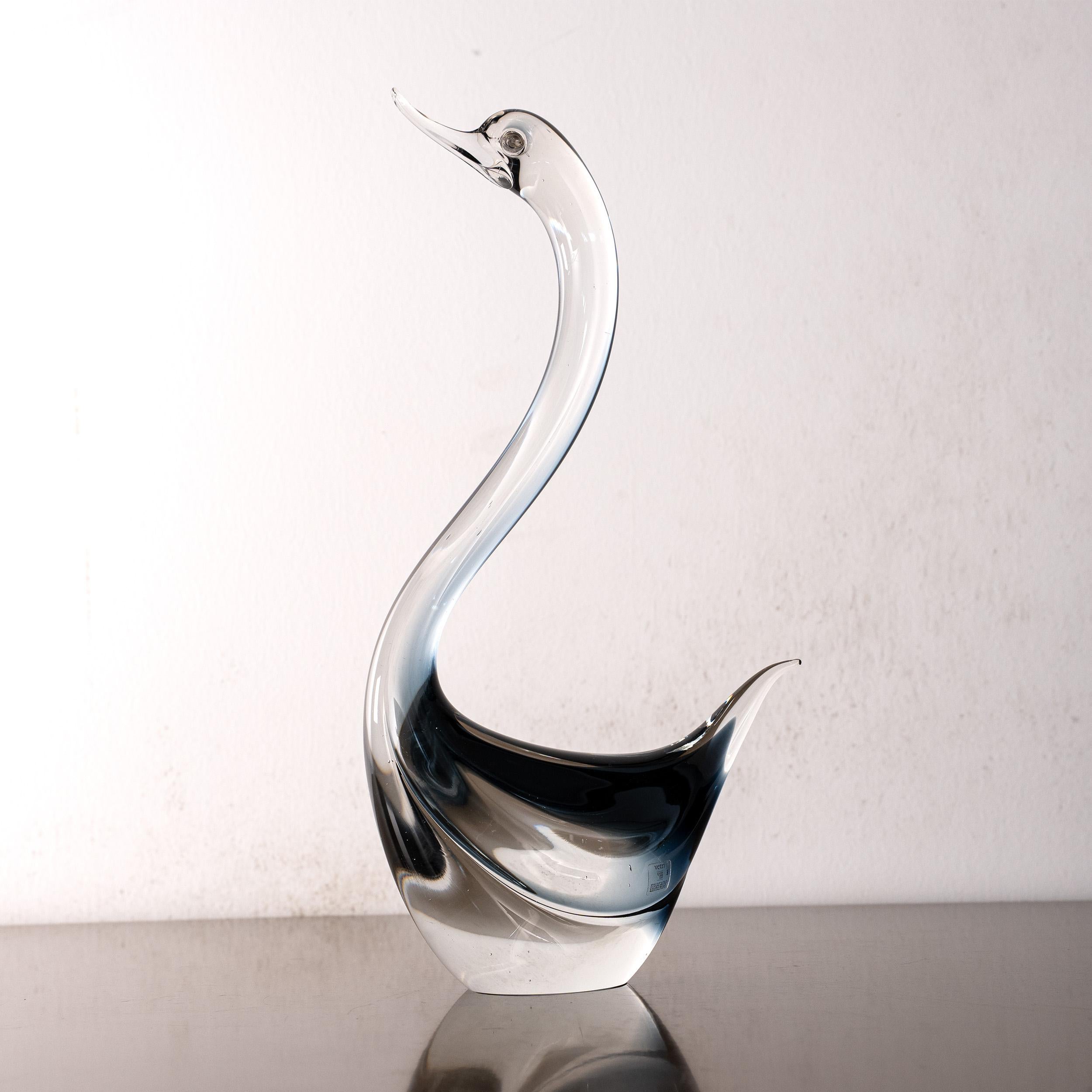 Sculpture en verre de Murano, cygne bleu foncé avec détails noirs et cristaux, Italie

Dimensions : L 19 cm x H 39 cm x D 19 cm ( L 7.4