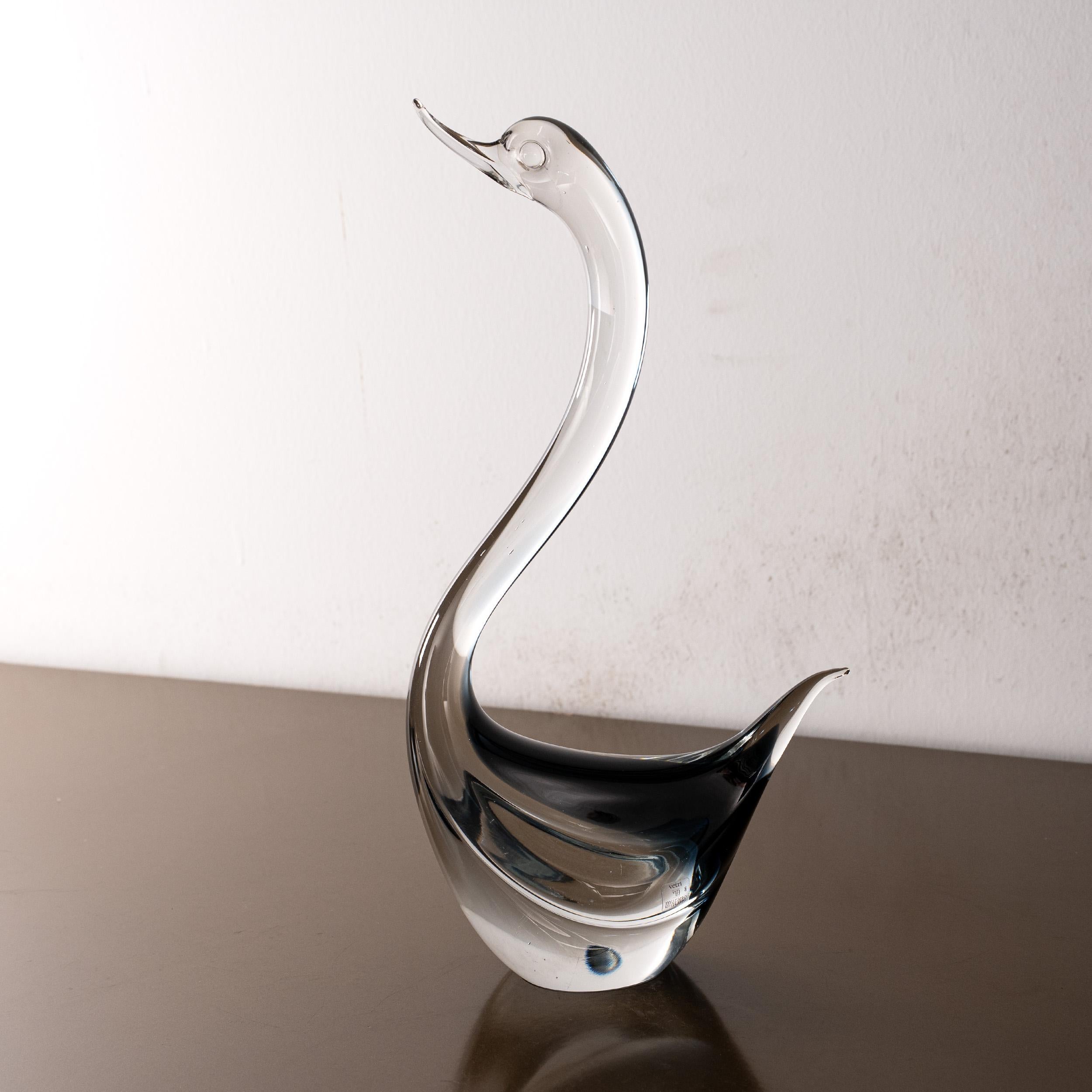 italien Sculpture en verre Murano cygne bleu foncé détails en cristal noir Formia Venezia en vente