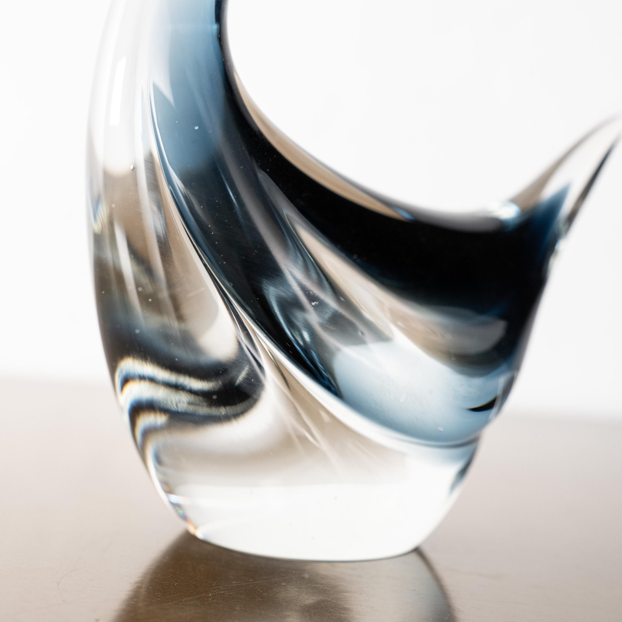 20ième siècle Sculpture en verre Murano cygne bleu foncé détails en cristal noir Formia Venezia en vente
