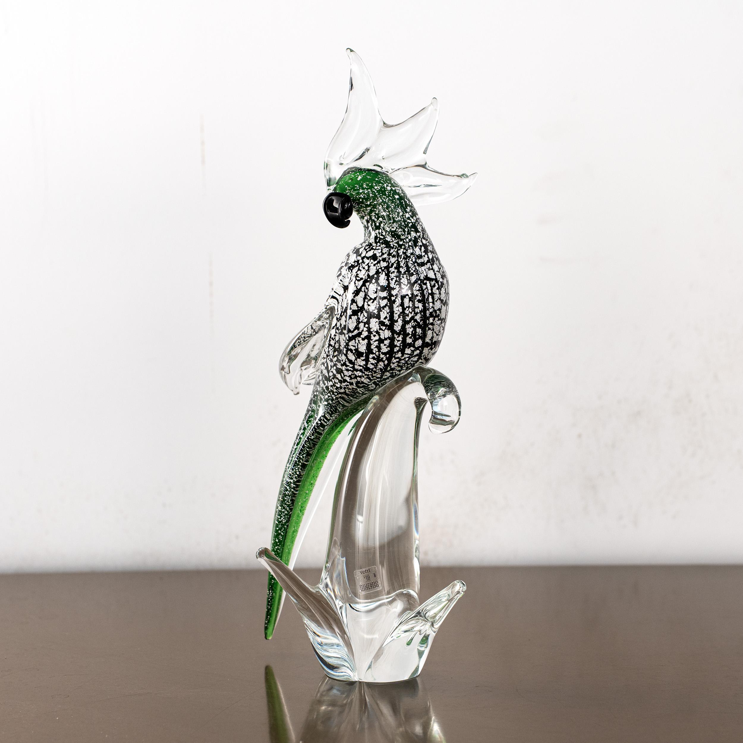 Scultura in vetro di Murano, pappagallo verde con dettagli in foglia d'argento, Italia

Dimensioni: L 15,5 cm x H 36 cm x P 15,5 cm (L 6,1