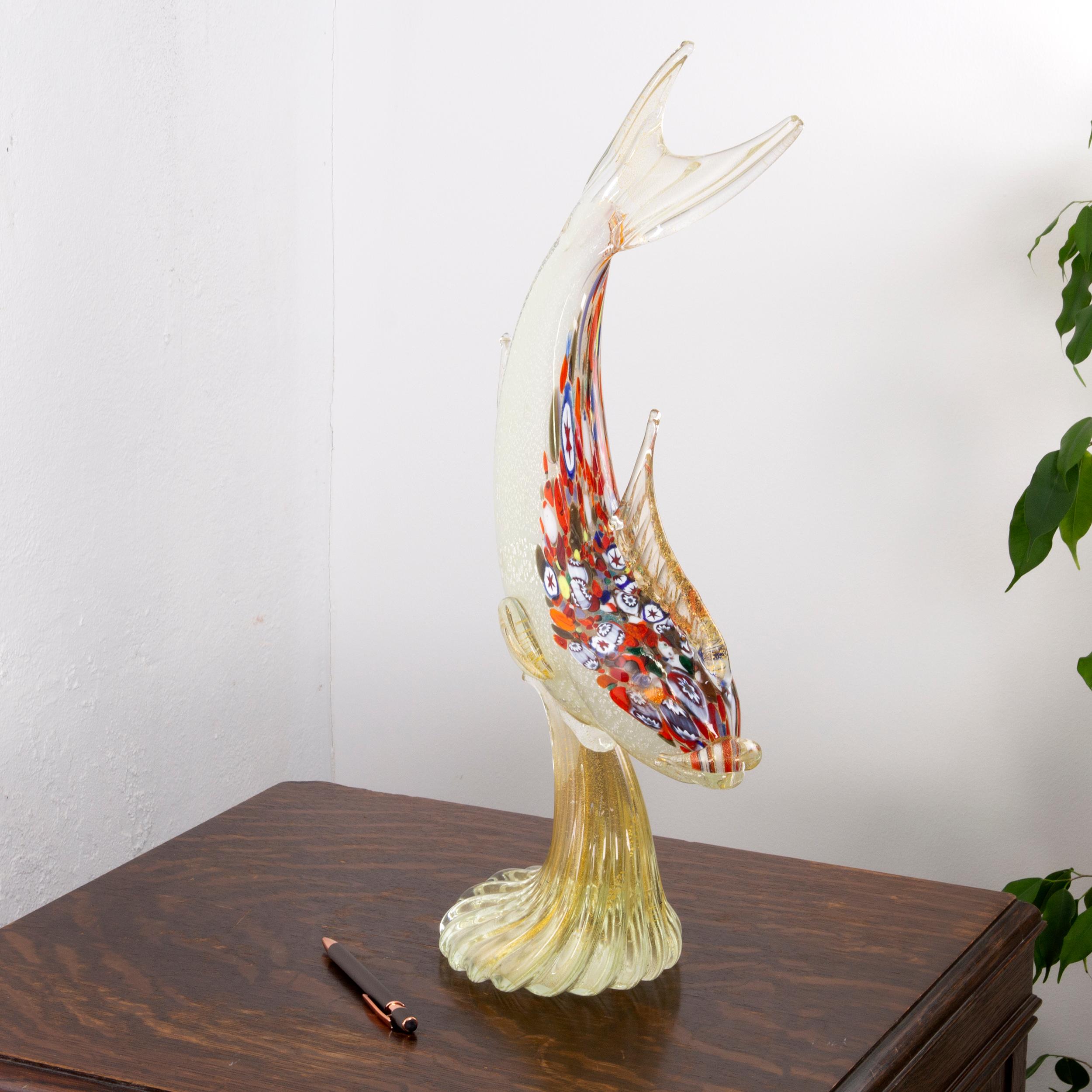 Skulptur aus Murano-Glas, mehrfarbiger murrine Fisch mit Blattgolddetails, Made in Italy

Abmessungen: L 30 cm x H 50 cm x T 15 cm (L 11,8