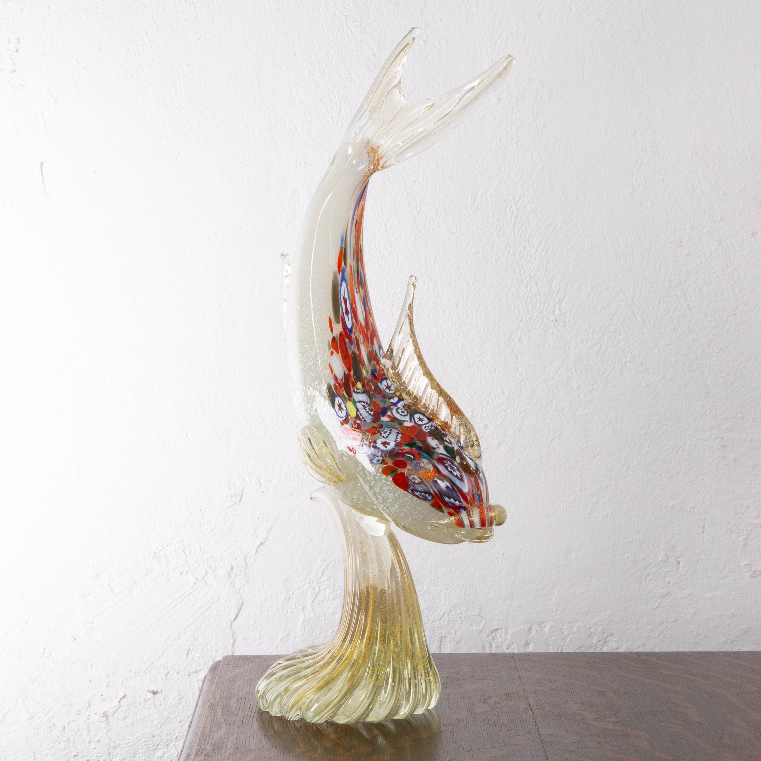 Skulptur aus Murano-Glas, mehrfarbiger Fisch mit Blattgolddetails, Made in Italy (Italienisch) im Angebot