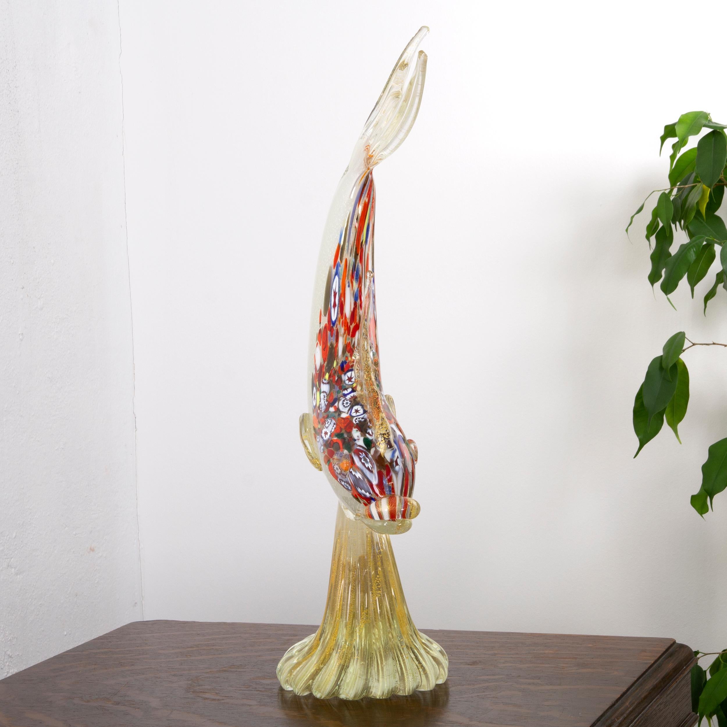 Skulptur aus Murano-Glas, mehrfarbiger Fisch mit Blattgolddetails, Made in Italy (Handgefertigt) im Angebot