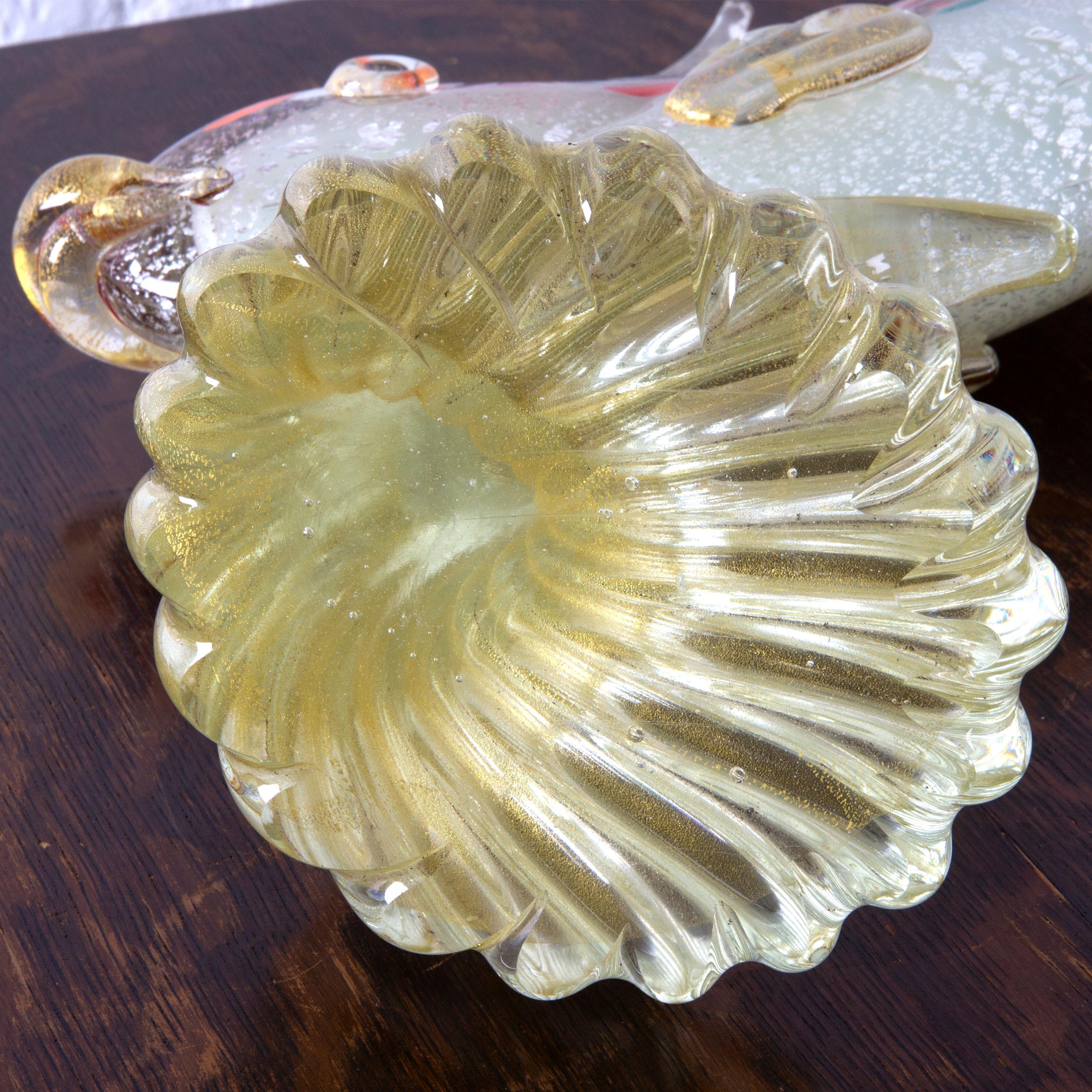 Skulptur aus Murano-Glas, mehrfarbiger Fisch mit Blattgolddetails, Made in Italy (20. Jahrhundert) im Angebot