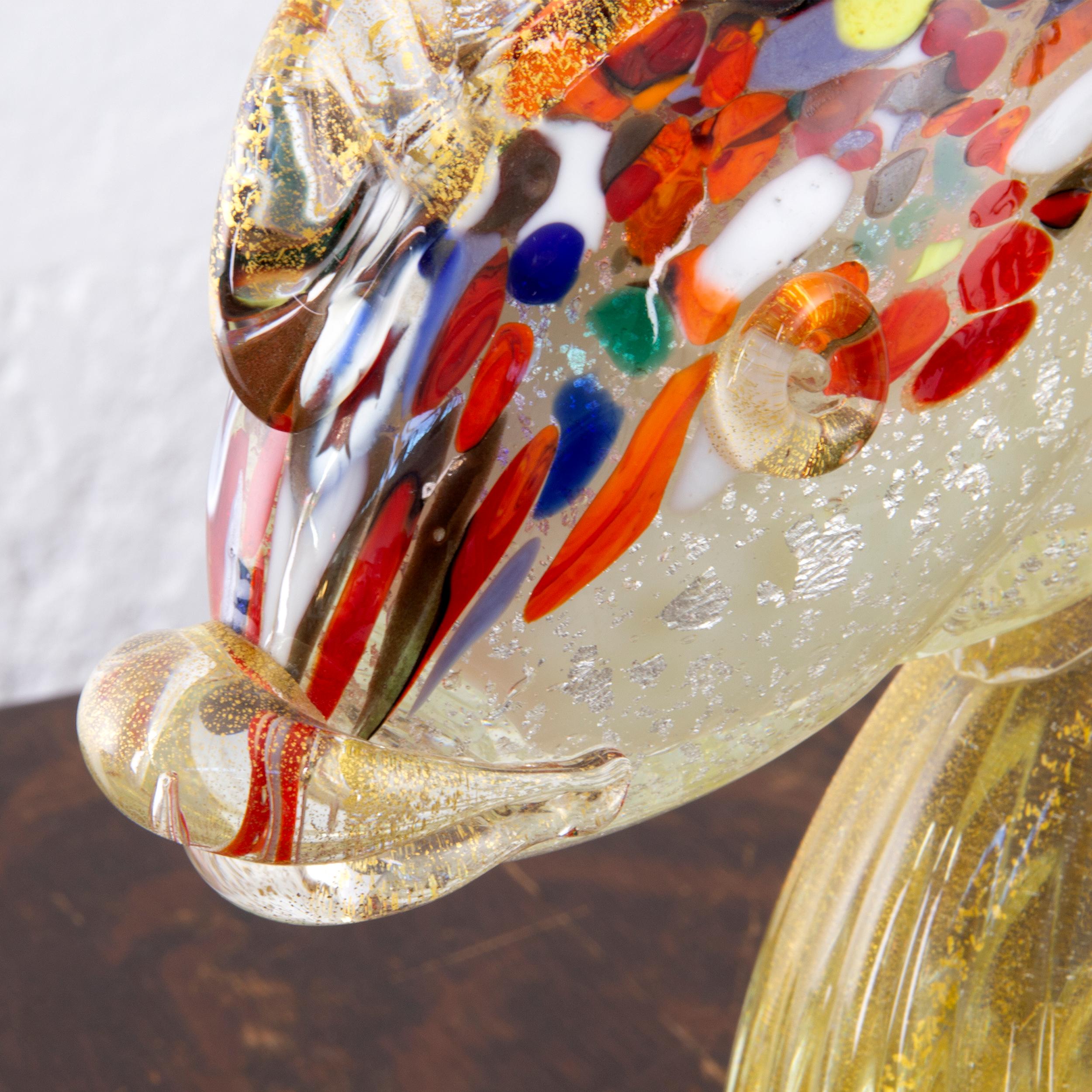 Skulptur aus Murano-Glas, mehrfarbiger Fisch mit Blattgolddetails, Made in Italy (Muranoglas) im Angebot
