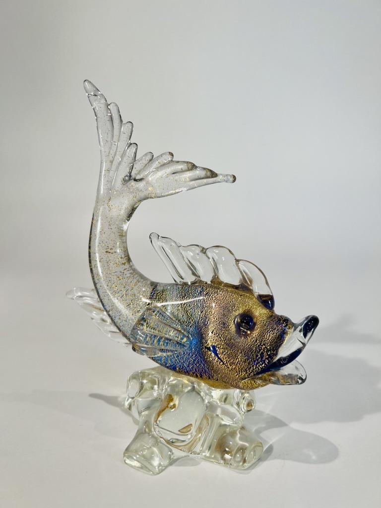 Incroyable sculpture en verre de Murano avec de l'or représentant un poisson vers 1950.