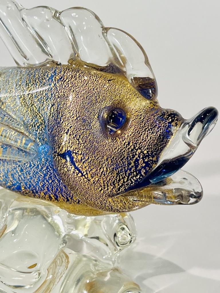 International Style Sculpture in Murano glass with gold representing a fish circa 1950 For Sale