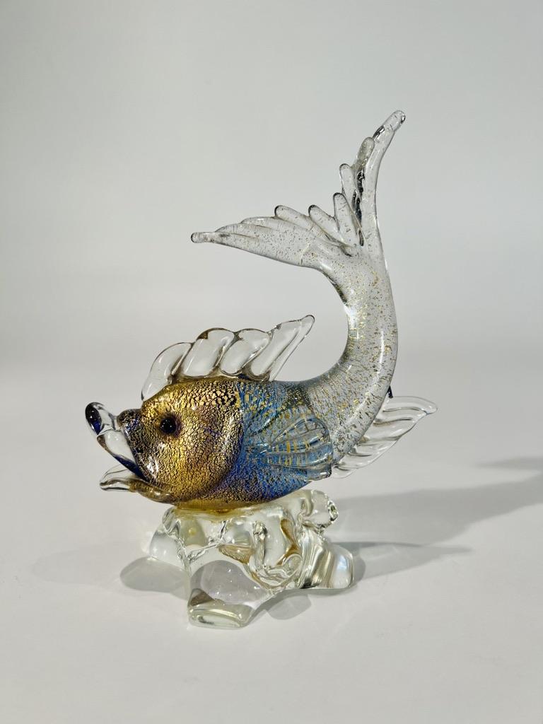 Italian Sculpture in Murano glass with gold representing a fish circa 1950 For Sale