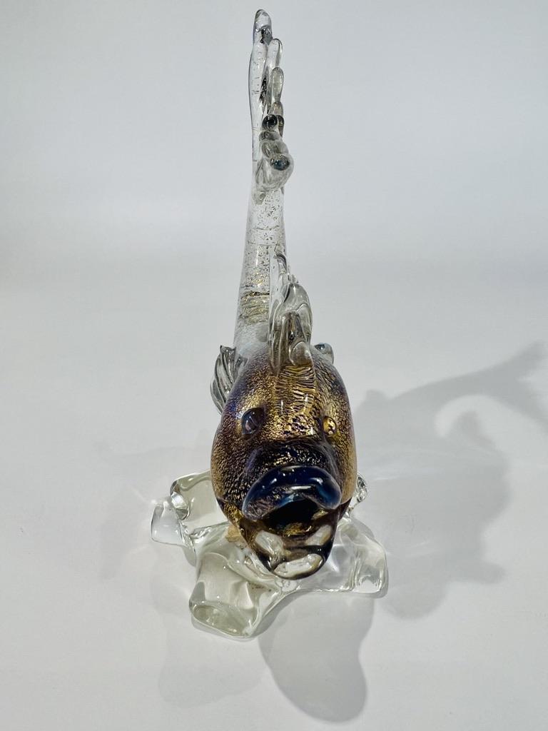 Autre Sculpture en verre de Murano avec un poisson en or représentant un poisson, circa 1950 en vente