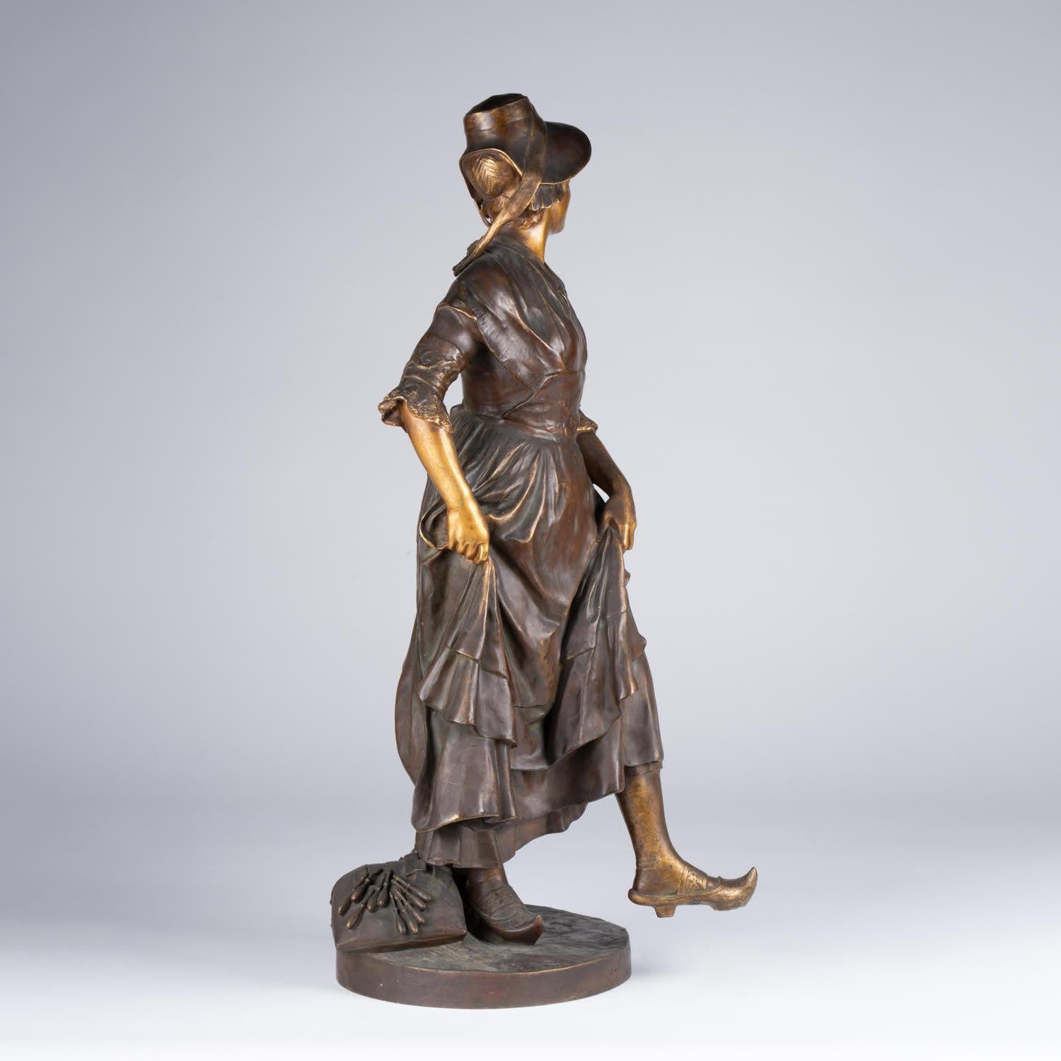 Patinato Scultura in bronzo patinato firmata Antonin Mercié, XIX secolo. in vendita