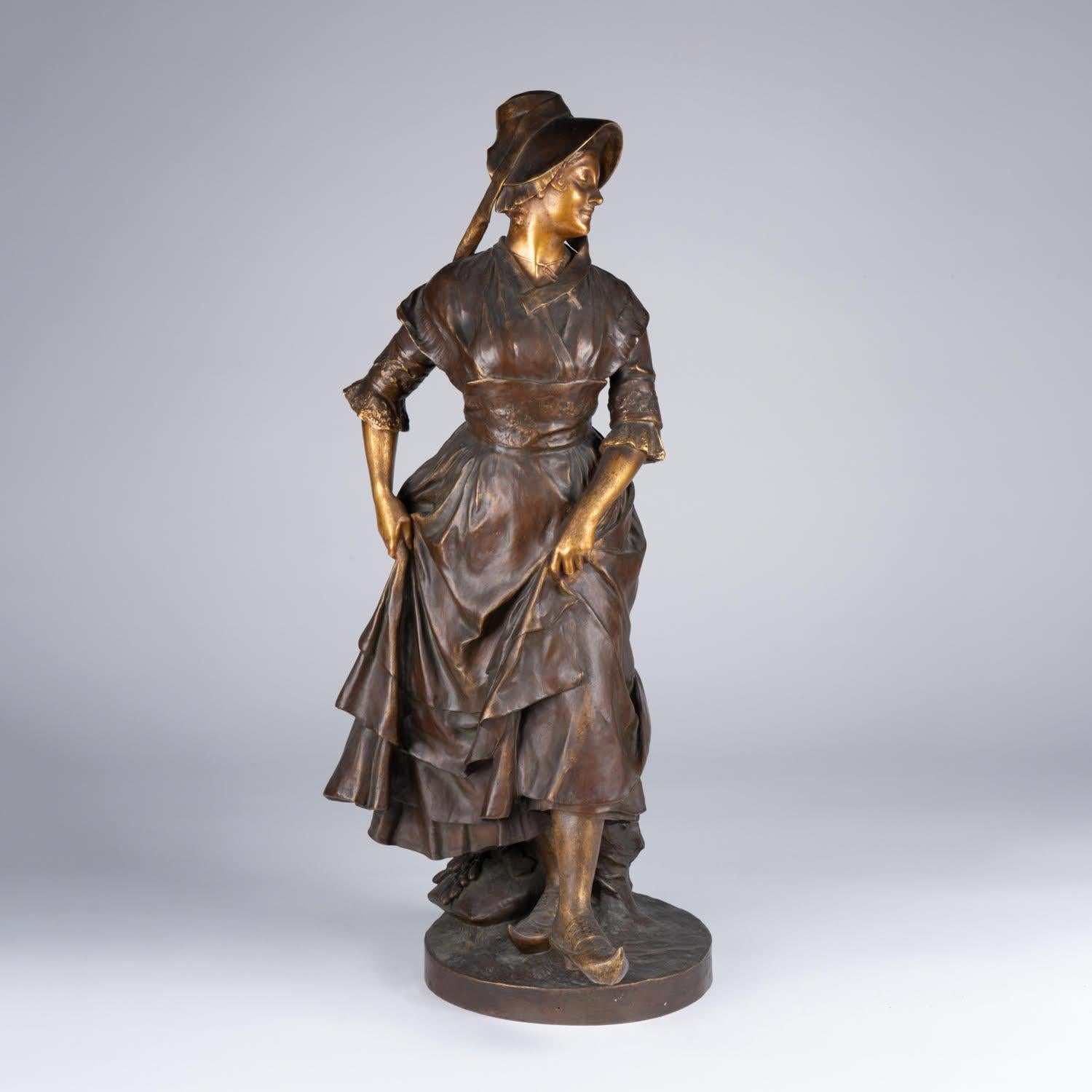 Bronzo Scultura in bronzo patinato firmata Antonin Mercié, XIX secolo. in vendita