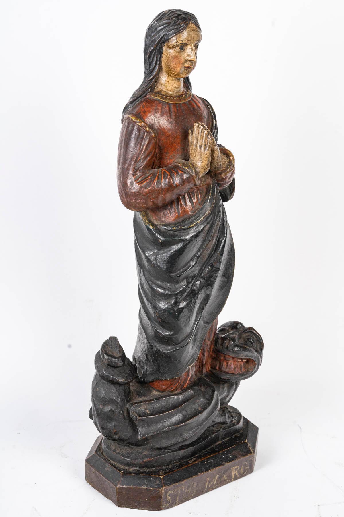 Sculpté Sculpture en bois polychrome représentant Sainte Marguerite, 18e siècle. en vente