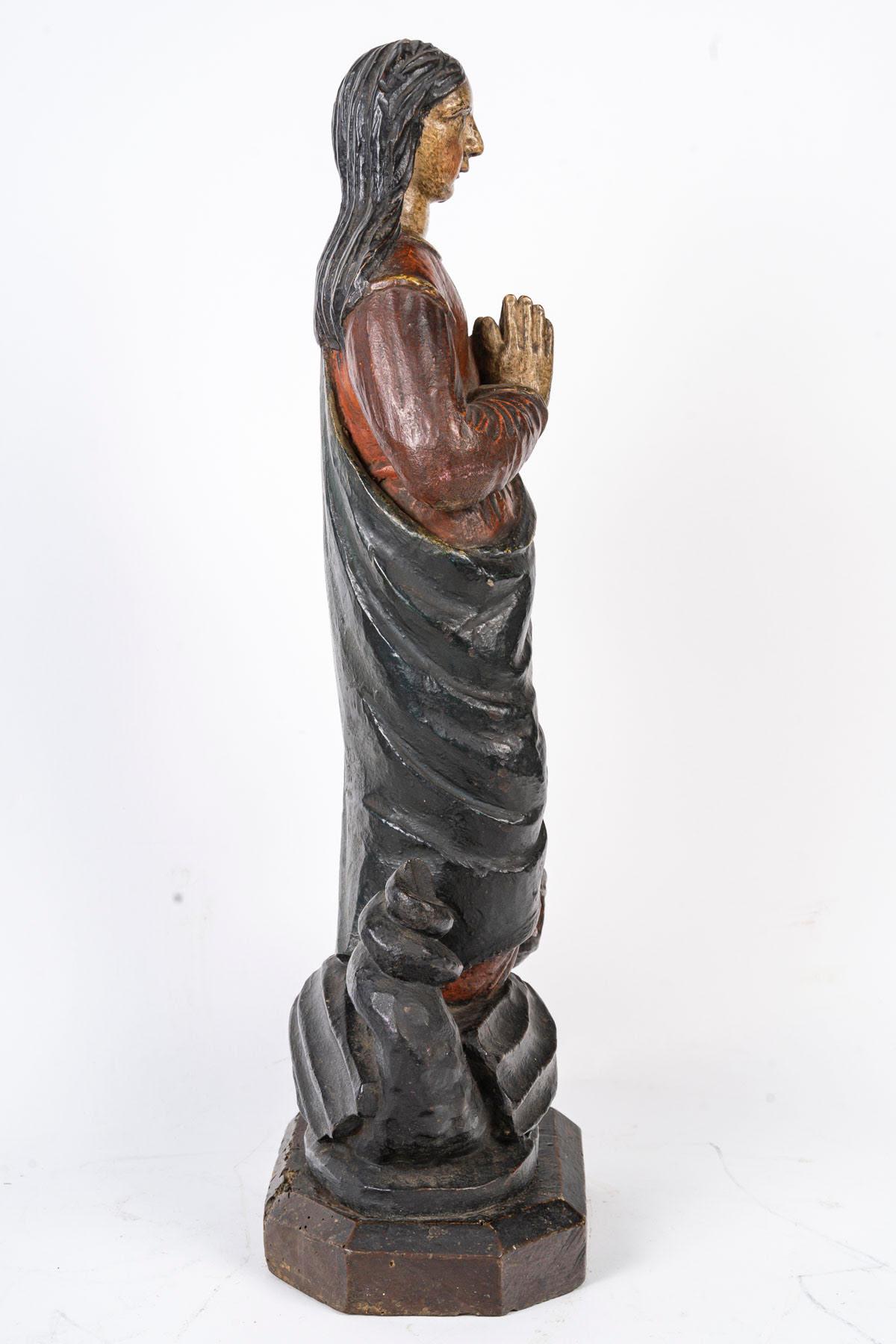 Sculpture en bois polychrome représentant Sainte Marguerite, 18e siècle. Bon état - En vente à Saint-Ouen, FR