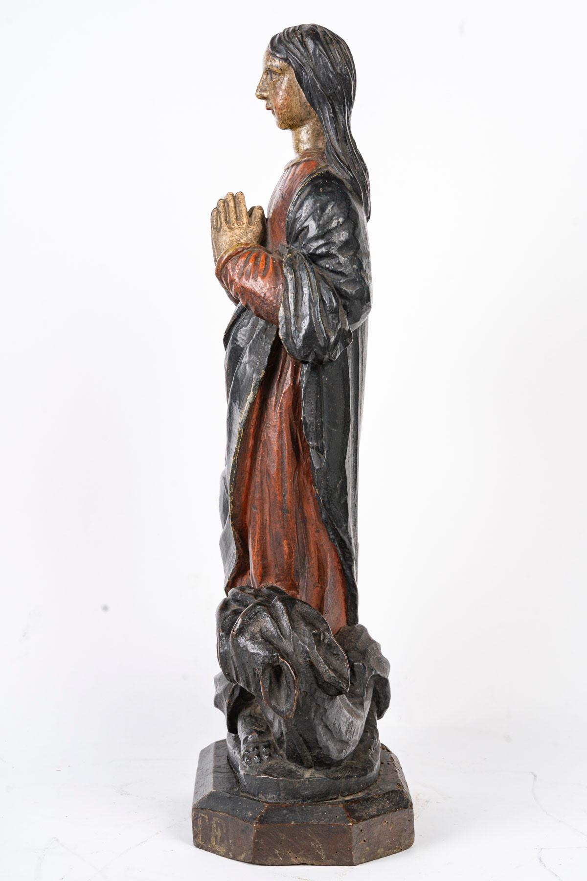 Bois Sculpture en bois polychrome représentant Sainte Marguerite, 18e siècle. en vente