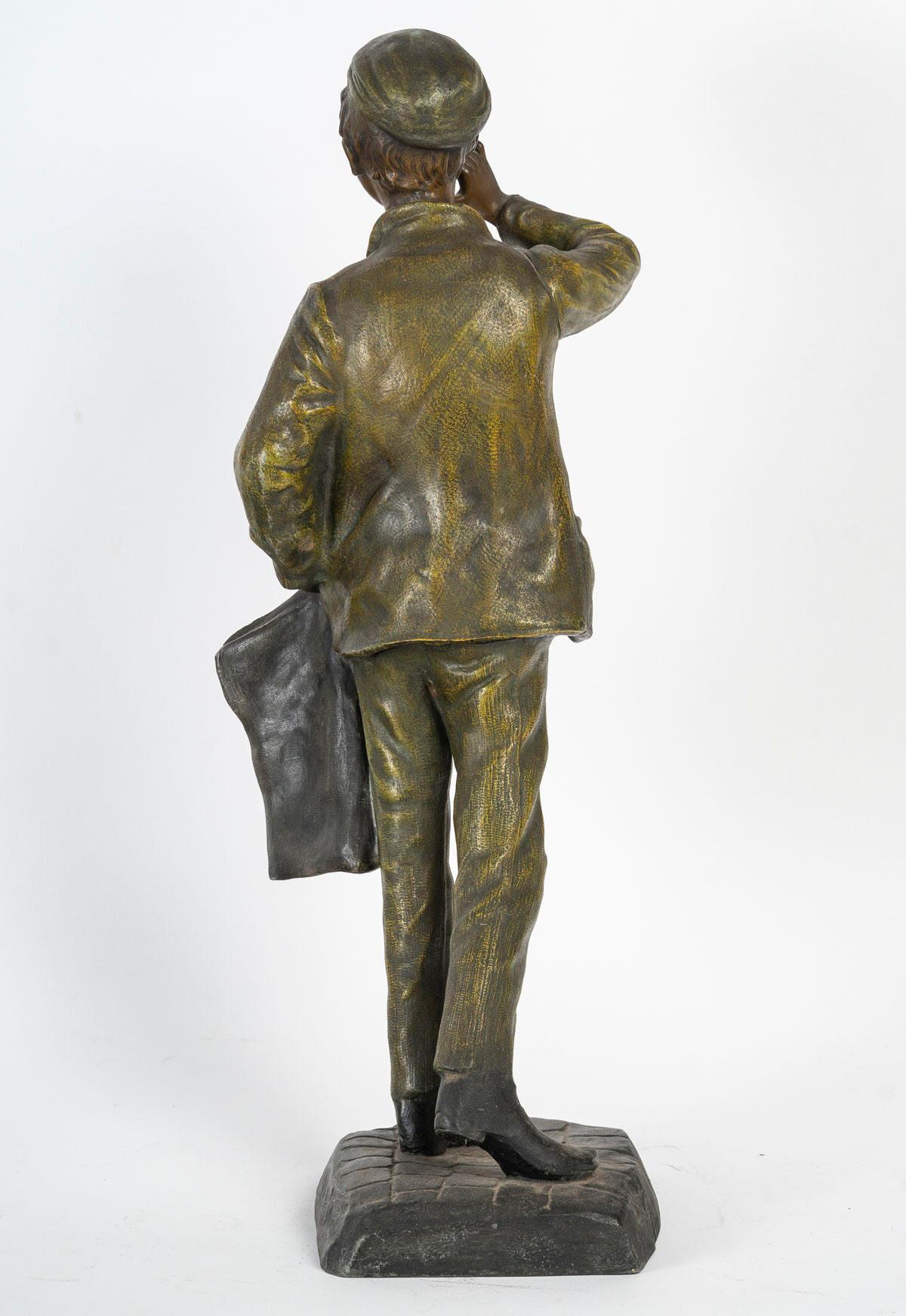 20ième siècle Sculpture en régule représentant un poulbot, vers 1900-1920.  en vente