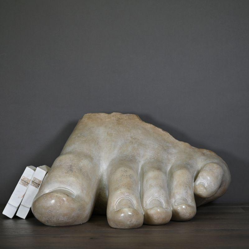 Skulptur aus Harz- und Marmor pulverbeschichtet, Fragment des Fußes von Apollo. (Französisch) im Angebot