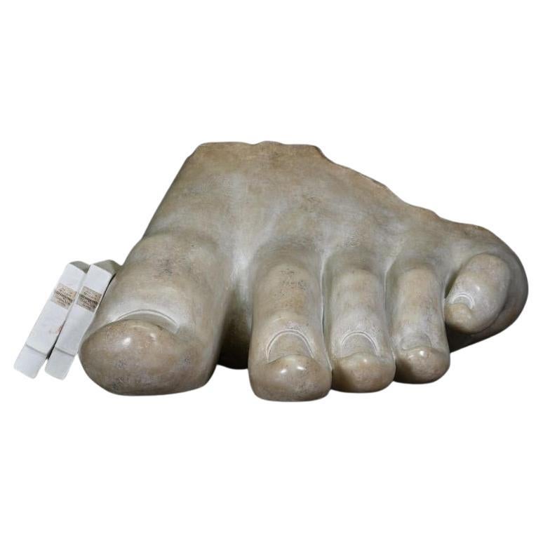 Escultura en resina y polvo de mármol, fragmento de pie de Apolo.