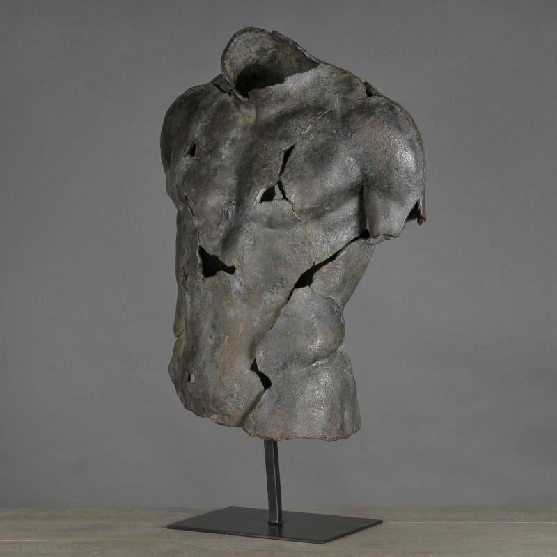 Scultura in resina e polvere di marmo, che rappresenta un frammento della scultura di Discophorus

Questo frammento del busto di Discophorus proviene da una riproduzione di una statua originale in bronzo (ora perduta, creata dallo scultore greco