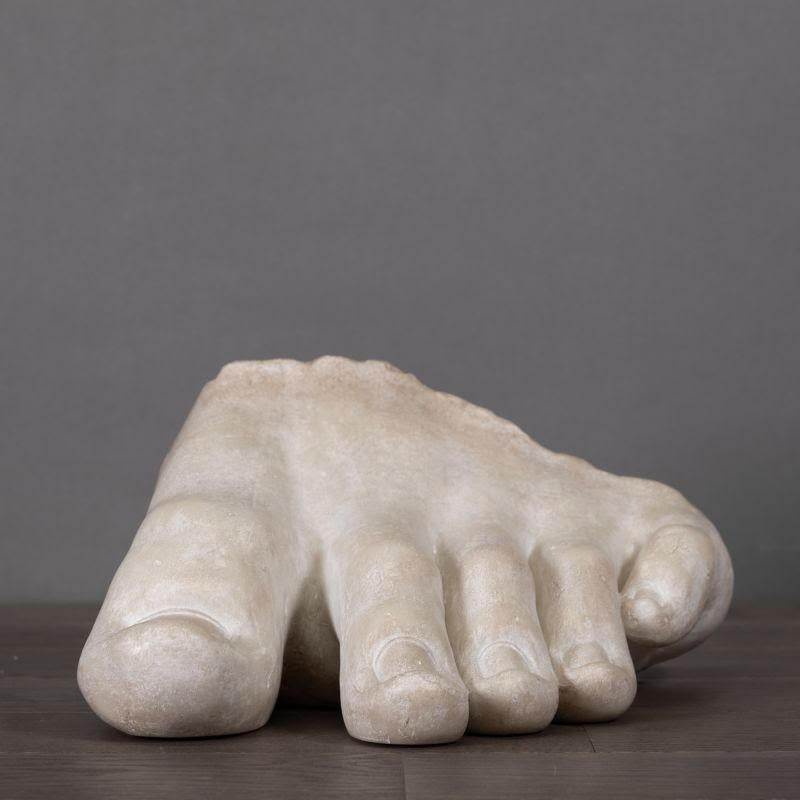 Escultura de resina y escayola, que representa un fragmento de la escultura del pie de Apolo, de tamaño mediano.

Un modelo a escala de nuestro excepcional Fragment de Pied d'Apollon, casi con toda seguridad un resto de una colosal estatua griega ya