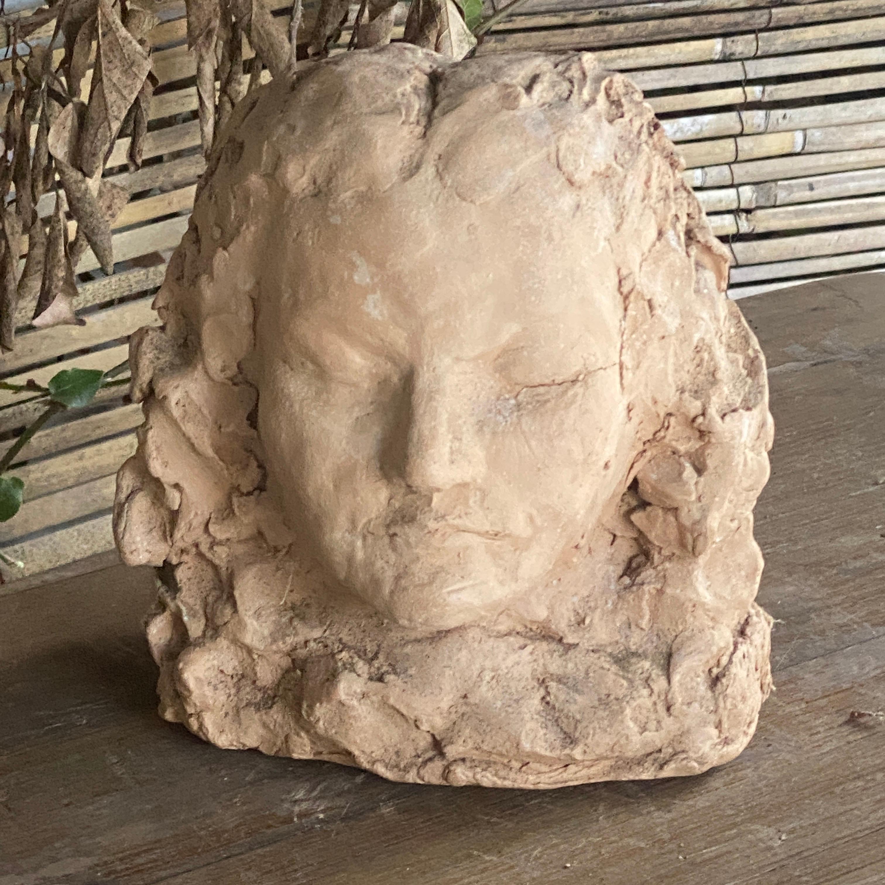 This sculpture is in terracotta. It is representing a women Head. It is dated XXth century.
  